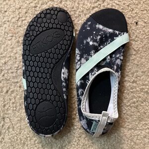 Fitkicks Women's Black and White Sandals